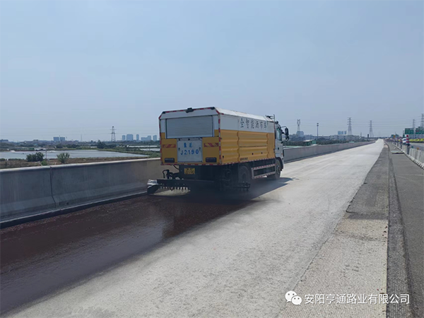 熱烈祝賀我司中江高速稀漿封層、透層試驗段成功