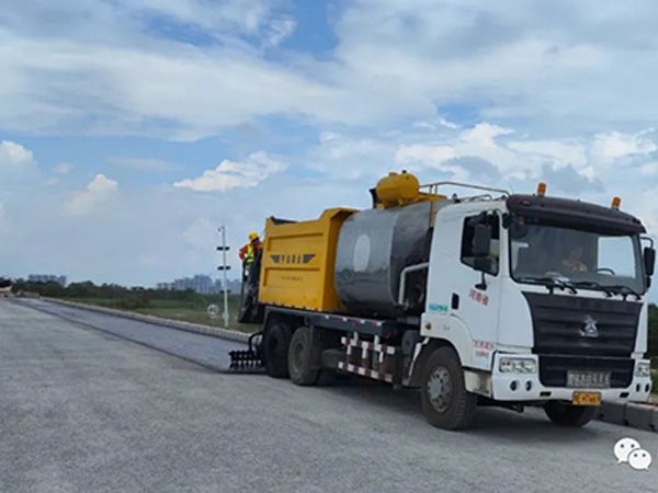 熱烈祝賀我司鶴港高速封層、透層試驗段成功